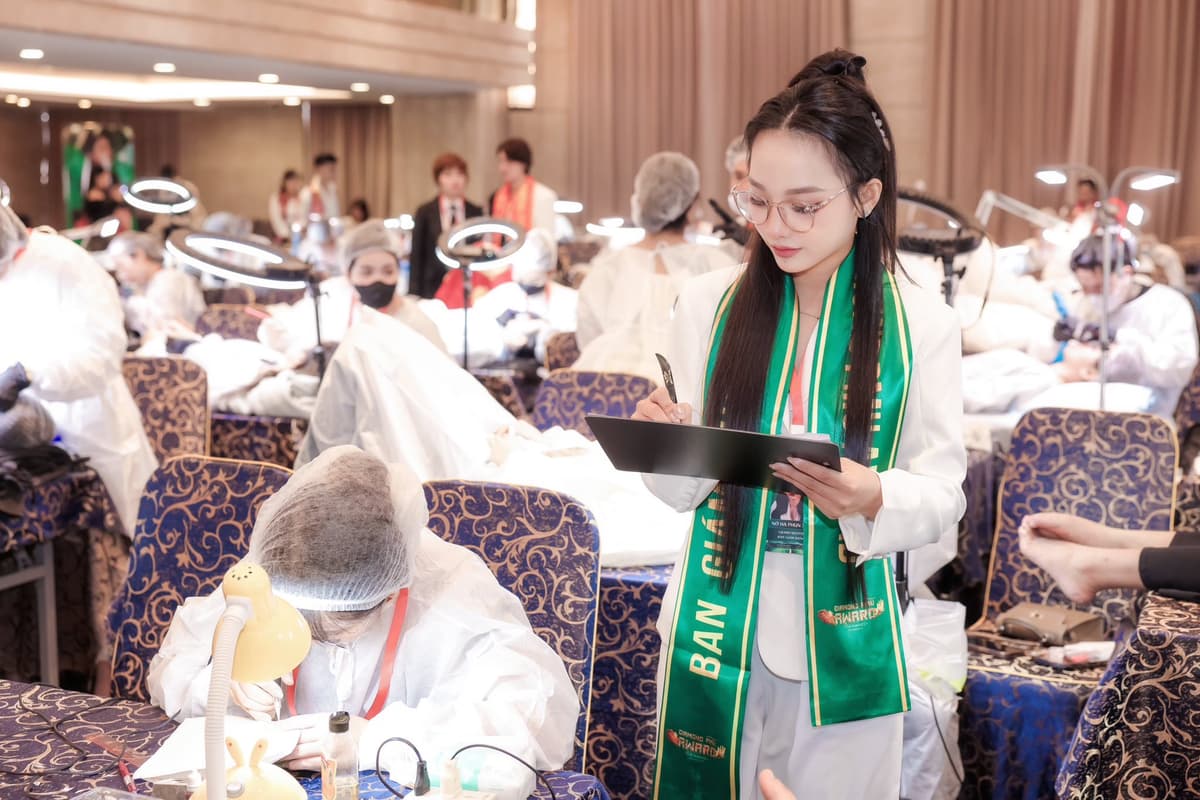 vinh dự là ban giám khảo cuộc thi lớn