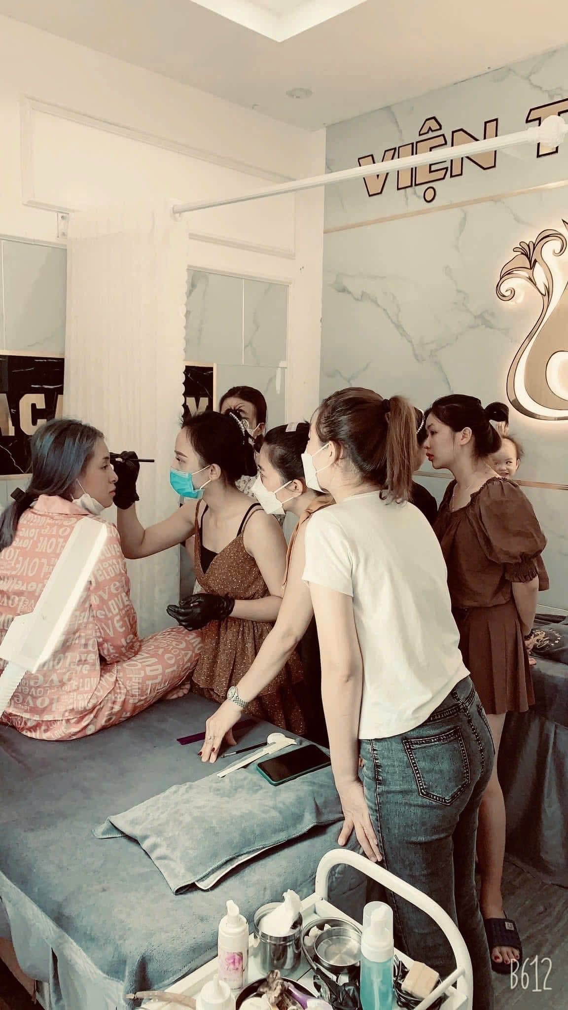 hướng dẫn trên mẫu cho học viên